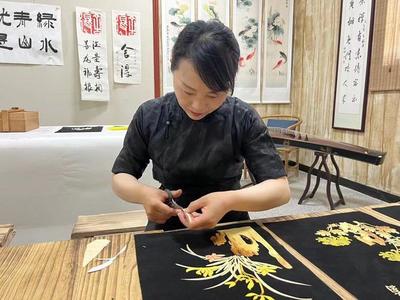麦秸画传承人杨丽:匠心传承非遗技艺 巧手生花麦秸成画