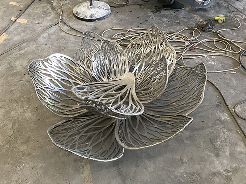 不锈钢加工厂家带你解读不锈钢工艺品的艺术