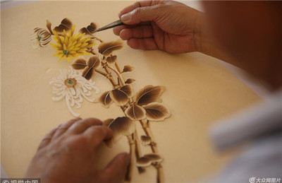 青岛:秸秆入&ldquo;画&rdquo;显神奇 探访麦草画师丁锡森