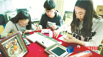 哈尔滨商业大学麦秸画走进上海学生课堂