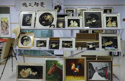 90后女孩返乡创业做麦秸画 月入万元不忘帮扶贫困户